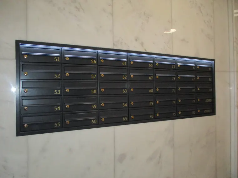 Unterputz-Briefkastenanlage von METAKO im Treppenhaus mit Marmorwand